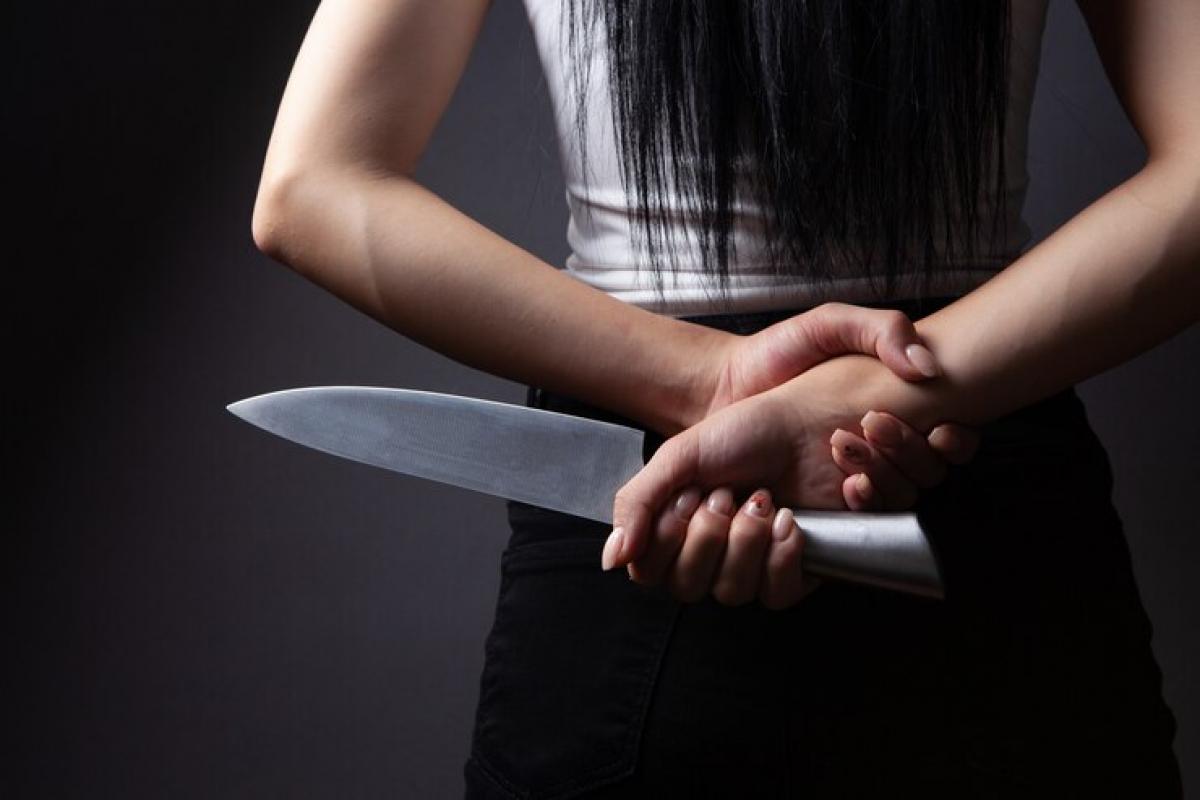 Mulher ataca marido com faca