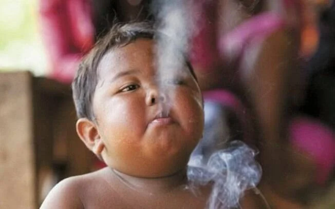 Bebê que fumava 40 cigarros por dia