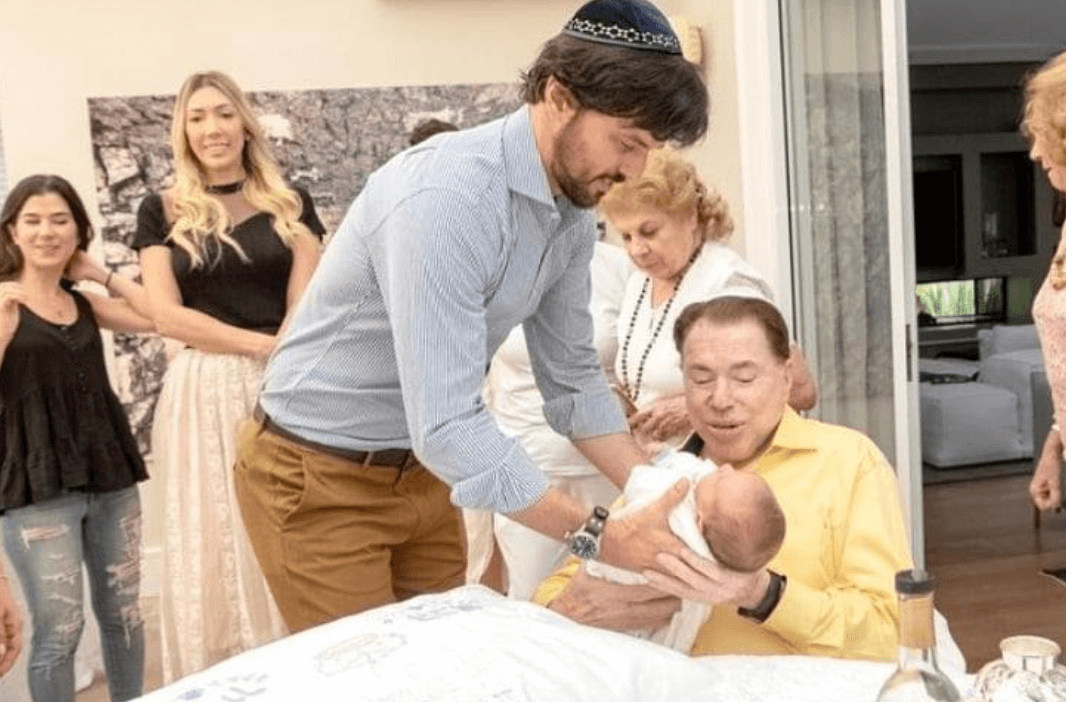 O renomado apresentador e empresário Silvio Santos protagonizou um raro e tocante momento familiar ao surgir ao lado de seu neto recém-nascido. FOTO: internet