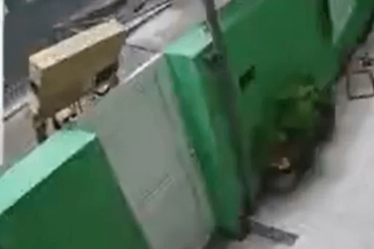 Nas mídias sociais, está circulando um vídeo que captura o momento em que um entregador arremessa TV sobre o portão. FOTO: internet