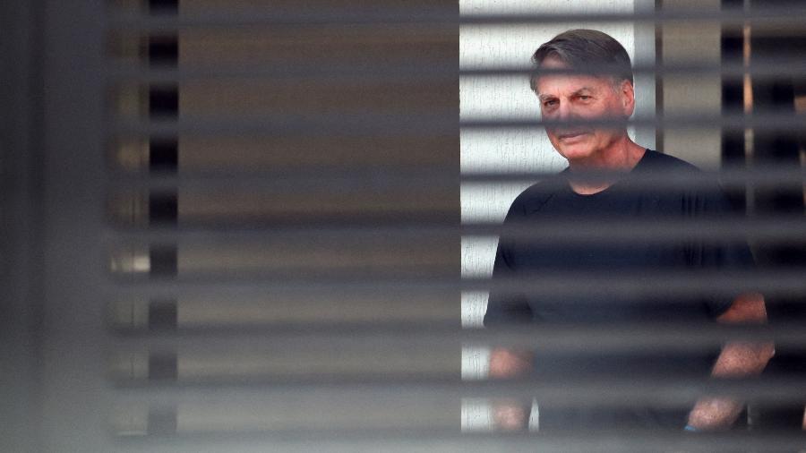 Bolsonaro deixa prisão domiciliar para realizar procedimento dermatológico autorizado pelo STF