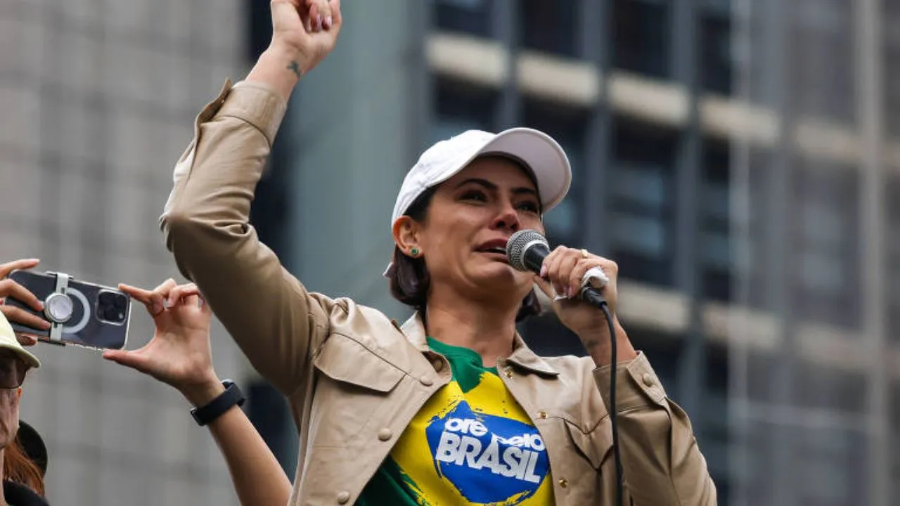 Michelle Bolsonaro se pronuncia após prisão de Jair Bolsonaro com mensagem bíblica e apelo à fé nacional